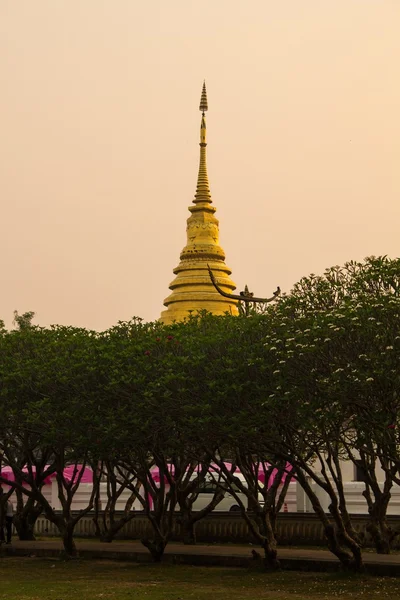 Golden Pagoda gündoğumu zaman — Stok fotoğraf
