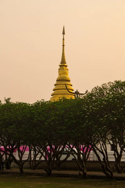 Pagode d'or à l'heure du lever du soleil — Photo