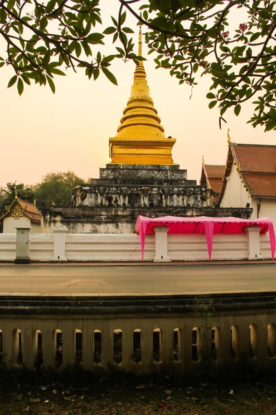 Pagoda Dorada al amanecer —  Fotos de Stock