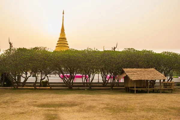 Golden Pagoda gündoğumu zaman — Stok fotoğraf