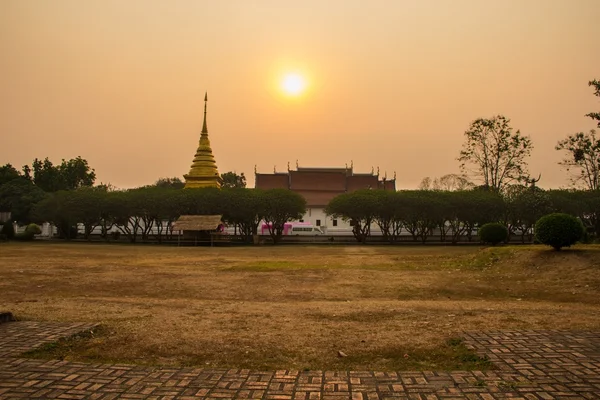 Arany Pagoda napkelte idején — Stock Fotó