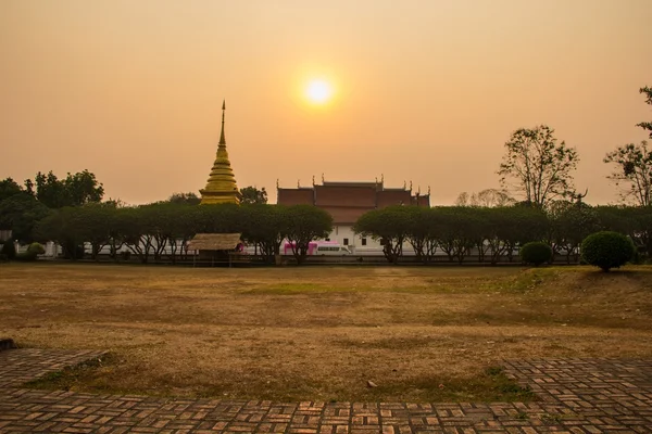 Golden Pagoda gündoğumu zaman — Stok fotoğraf