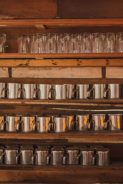 Półki szklane wykonane z drewna. Zdjęcie Stockowe