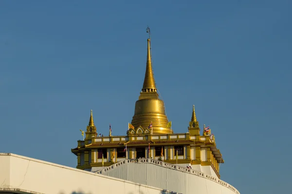 Mavi gökyüzü ile altın pagoda