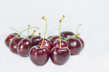 Beyaz arkaplanda kiraz izole 