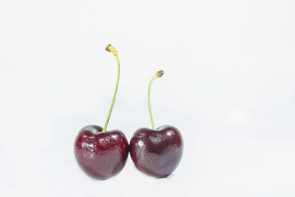 Beyaz arkaplanda kiraz izole 