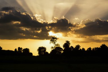 Bulutların arasından parlayan ışık