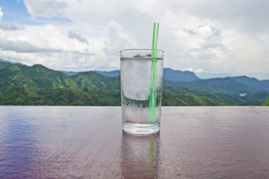 Cam ahşap yerde içme bir güzel dağ zemin olduğunu