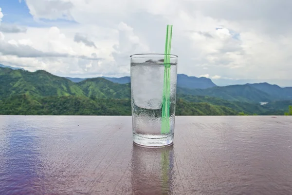 Cam ahşap yerde içme bir güzel dağ zemin olduğunu
