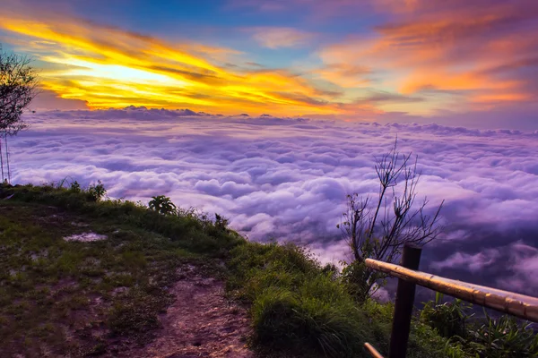 Manzara deniz sis Dağı'nda.