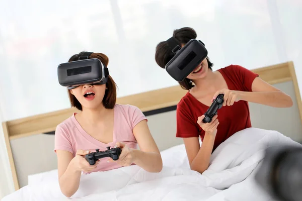 Feliz Joven Pareja Amiga Hermosa Asia Mujeres Jugando Videojuegos Realidad —  Fotos de Stock