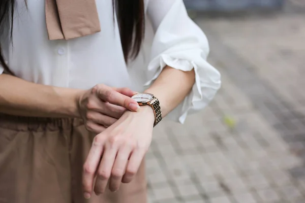 Mooie Vrouw Kijken Haar Horloge — Stockfoto