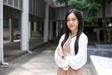 Şirket binasındaki Asyalı iş kadınının portresi..