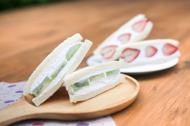 Çilekli ve kivili kremalı sandviç, Japon usulü tatlı sandviç..