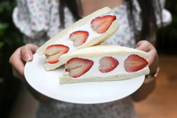 草莓和猕猴桃奶油三明治 日式甜三明治 免版税图库照片