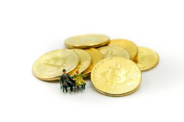 Minyatür insanlar: Yaşlılar Kripto para birimi Bitcoin Gelecekte bitcoin yatırım emekliliği ve sigorta kavramında sanal para büyüyecek