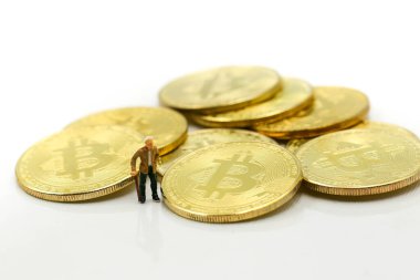 Minyatür insanlar: Yaşlılar Kripto para birimi Bitcoin Gelecekte bitcoin yatırım emekliliği ve sigorta kavramında sanal para büyüyecek