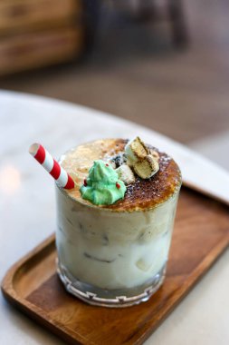 Şekerleme ve Noel Baba bebekleriyle sütlü karamelli içecek..