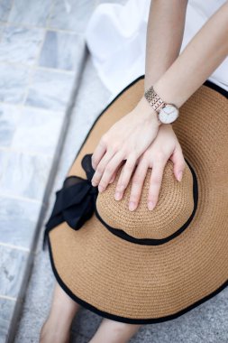 Odak Seçici Kapat Güzel Asyalı kadın yaz tatilinde lüks yüzme havuzunun yanında dinleniyor, konsept.