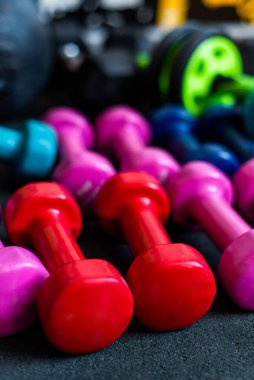 Spor aletleri spor salonu, spor pankartı arka planı, dambılları kapatın..