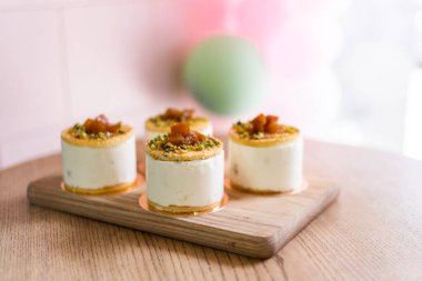 Lezzetli tatlı kreması. Böğürtlenli kek. Ödül bir kafede bir masada. Anna Pavlova