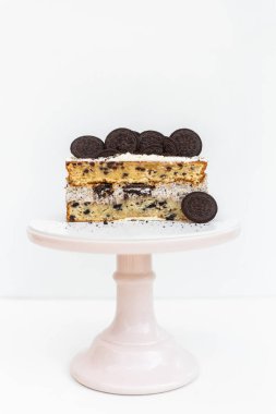 Beyaz arka planda kremalı ve kremalı çikolatalı pasta servis edilmeye hazır. Yüksek kalite fotoğraf