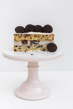 Beyaz arka planda kremalı ve kremalı çikolatalı pasta servis edilmeye hazır. Yüksek kalite fotoğraf