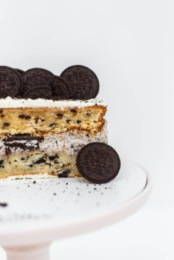 Beyaz arka planda kremalı ve kremalı çikolatalı pasta servis edilmeye hazır. Yüksek kalite fotoğraf