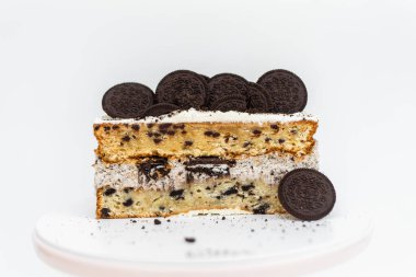 Beyaz arka planda kremalı ve kremalı çikolatalı pasta servis edilmeye hazır. Yüksek kalite fotoğraf