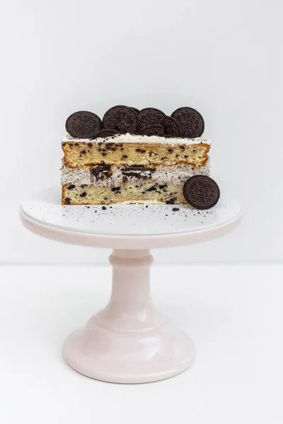 Chocoladetaart Met Oreo Slagroom Witte Plaat Witte Achtergrond Klaar Geserveerd — Stockfoto