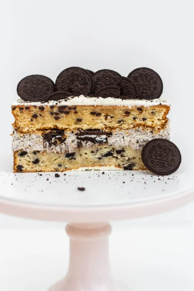 Chokladkaka Med Oreo Och Vispgrädde Vit Platta Vit Bakgrund Har — Stockfoto