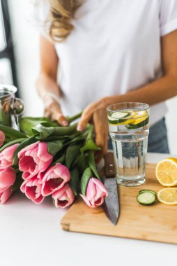 Bir kızın ellerinde büyük bir buket pembe lale. Bahar havası. Uluslararası Kadınlar Günü veya Bahar Hediyesi.