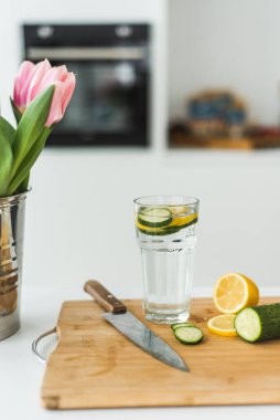 Salatalık ve limonlu ev yapımı limonata mutfaktaki beyaz bir masada. Detoks ve diyet gıda
