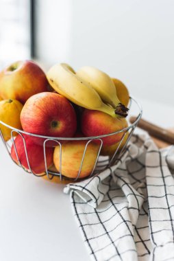 Yeni bir modern mutfakta, kasede meyve duruyor. Beyaz iç mekan. Minimalizm. Ev rahatlığı. Yüksek kalite fotoğraf