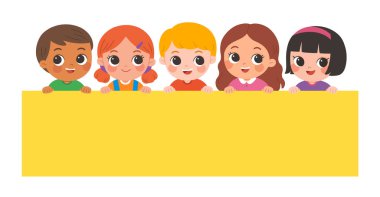 Arka planda kocaman boş bir afiş tutan çeşitli anaokulu öğrencileri. Metin, eğitim mesajı, reklam, promosyon veya çocuklarla ilgili tasarımlar eklemek için ideal.