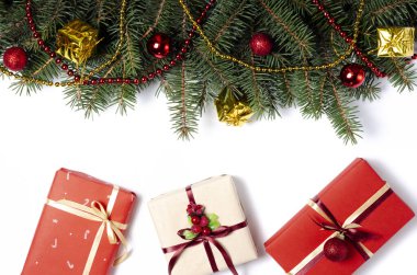 Kırmızı ve altın madalyalı Noel ağacı ve beyaz arka planda hediyeler. Noel şablonu. Düz konsept fotoğraf