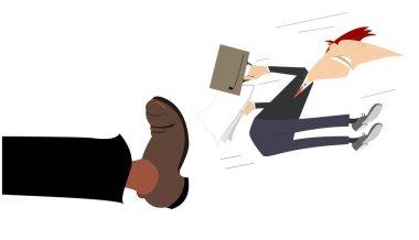 Çizmedeki bacak bir adamı kalçasından tekmeliyor. Elinde çanta ve kağıtlar olan adam, beyaz üzerinde izole edilmiş büyük bacağıyla kalçasına tekme yiyor.