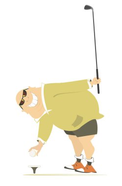 Golf sahasında gülümseyen şişman golfçü. Güneş gözlüklü şişko kel adam elinde golf sopasıyla kürsüye bir top koyuyor.