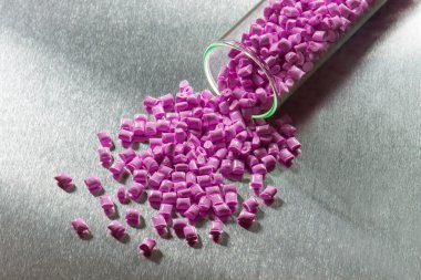 Paslanmaz Çelik levha üzerinde pembe polimer reçine