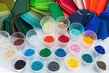 Laboratuvarda boyalı plastik, polimer baglerinde