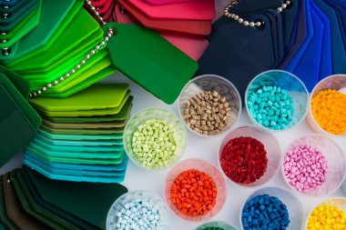 Laboratuvarda boyalı plastik, polimer baglerinde