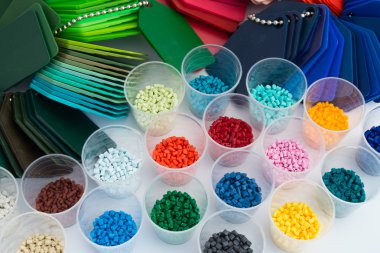 Laboratuvarda boyalı plastik, polimer baglerinde