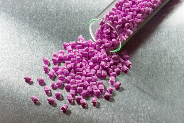 Розовая полимерная смола на листе нержавеющей стали
