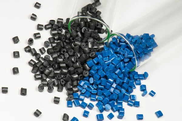 Blaue und schwarze Polymerpellets — Stockfoto