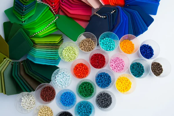 Barwione Taśmy plastikowe, polimerowe granulatów w laboratorium — Zdjęcie stockowe