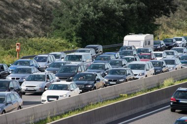 Karayolu üzerinde trafik sıkışıklığı