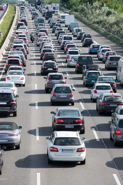 Karayolu üzerinde trafik sıkışıklığı