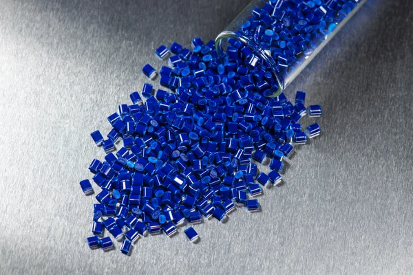 Blå polymer granulat i test glas — Stockfoto