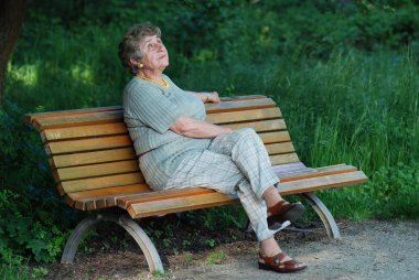 Kadın parkta bankta