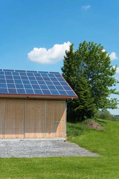 Painéis de energia solar no telhado do celeiro novo — Fotografia de Stock